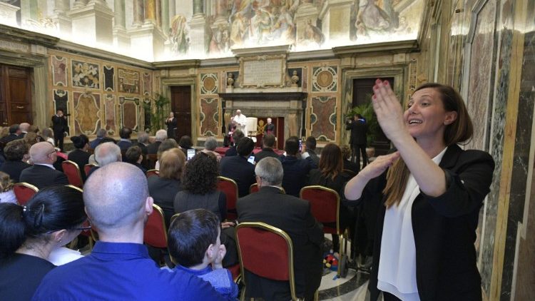 ĐTC tiếp kiến Liên hiệp các Hội người điếc ở Italia (Vatican Media)