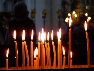 Candles_in_the_church