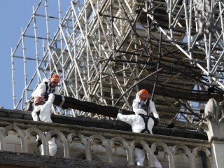 notre-dame-workers-690x450