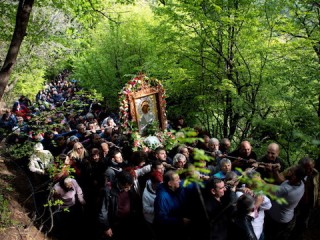 epa07535874 Bulgarian Orthodox faithful carry an icon of the Virgin Mary during a parade on Easter Monday at Bachkovo monastery, near the village Bachkovo, Bulgaria, 29 April 2019. The Orthodox world celebrates their Easter according to the old Julian calendar. Easter celebrates the resurrection of Jesus Christ and is regarded by Christians as their most important religious festival.  EPA/VASSIL DONEV (MaxPPP TagID: epalivefour025780.jpg) [Photo via MaxPPP]
