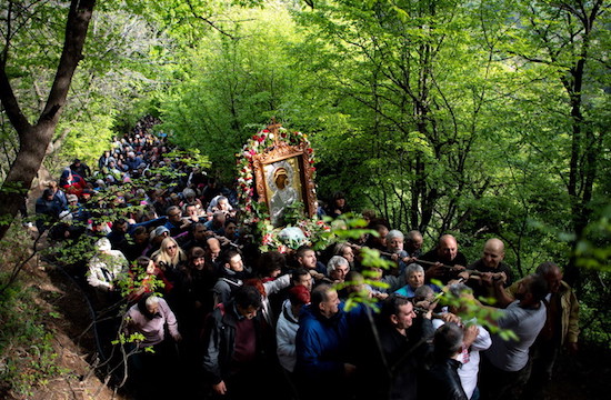 epa07535874 Bulgarian Orthodox faithful carry an icon of the Virgin Mary during a parade on Easter Monday at Bachkovo monastery, near the village Bachkovo, Bulgaria, 29 April 2019. The Orthodox world celebrates their Easter according to the old Julian calendar. Easter celebrates the resurrection of Jesus Christ and is regarded by Christians as their most important religious festival. EPA/VASSIL DONEV (MaxPPP TagID: epalivefour025780.jpg) [Photo via MaxPPP]