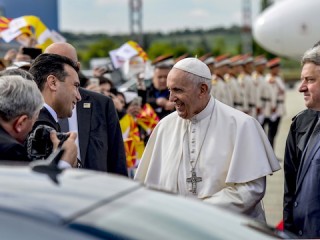 epa07552770 Pope Francis (C) is welcomed by North Macedonia Prime Minister Zoran Zaev (L) upon his arrival at Skopje airport, in Skopje, North Macedonia, 07 May 2019. Pope Francis is visiting Bulgaria and North Macedonia from 05 to 07 May; his 29th Apostolic Journey abroad.  EPA/POOL (MaxPPP TagID: epalivefour039797.jpg) [Photo via MaxPPP]