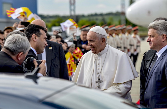 epa07552770 Pope Francis (C) is welcomed by North Macedonia Prime Minister Zoran Zaev (L) upon his arrival at Skopje airport, in Skopje, North Macedonia, 07 May 2019. Pope Francis is visiting Bulgaria and North Macedonia from 05 to 07 May; his 29th Apostolic Journey abroad. EPA/POOL (MaxPPP TagID: epalivefour039797.jpg) [Photo via MaxPPP]