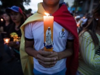 Hundreds of people participate in a vigil in homage to the fallen in the demonstrations of April 30 and May 1, in Caracas, Venezuela, 05 May 2019. EFE/ Rayner Pena (MaxPPP TagID: efephotos650858.jpg) [Photo via MaxPPP]