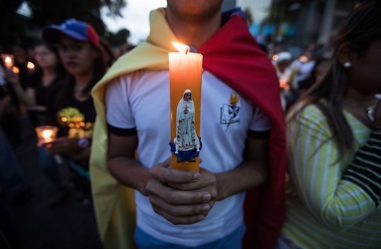 Hundreds of people participate in a vigil in homage to the fallen in the demonstrations of April 30 and May 1, in Caracas, Venezuela, 05 May 2019. EFE/ Rayner Pena (MaxPPP TagID: efephotos650858.jpg) [Photo via MaxPPP]