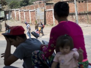 ©Elyxandro Cegarra/ZUMAPRESS.com/MAXPPP - February 11, 2019 - Caracas, Venezuela - Venezuelan migrants rest as they walk on the road from Cucuta to Pamplona, in Norte de Santander Department, Colombia, on February 11, 2019. .Opposition leader Juan Guaido, recognized by some 50 countries as Venezuela's interim president, warned the military Sunday that blocking humanitarian aid from entering the country is a ''crime against humanity. (Credit Image: ¬© Elyxandro Cegarra/ZUMA Wire)
(MaxPPP TagID: maxnewsfrfour194058.jpg) [Photo via MaxPPP]
