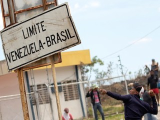 epa07394189 Venezuelans face the Police of the National Guard on the border between Pacaraima, Brazil and Venezuel, on 24 February 2019. Some 20 anti-Chavistas were dispersed this Sunday in the Brazilian border with Venezuela, after provoking Venezuelan agents blocking the border, closed by order of the Government of Nicolás Maduro to prevent the entry of humanitarian aid.  EPA/Joedson Alves (MaxPPP TagID: epalivethree904153.jpg) [Photo via MaxPPP]