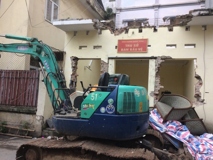 Nhà cầm quyền đơn phương đưa máy móc thiết bị gaiir phóng mặt bằng