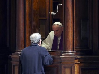 epa04660922 Pope Francis listens to a confession during the penitential celebration in the St. Peter's Basilica at the Vatican, 13 March 2015. Pope Francis, 78, feels like he will remain at the helm of the Catholic Church for no more than another three years, he said in an interview with Mexican broadcaster Televisa.  EPA/ALESSANDRO BIANCHI / POOL (MaxPPP TagID: epalive583430.jpg) [Photo via MaxPPP]