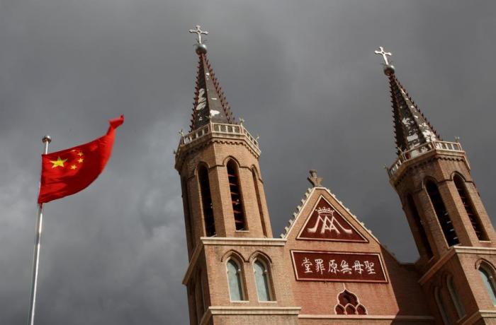 Cina-Hebei-Church_and_flag