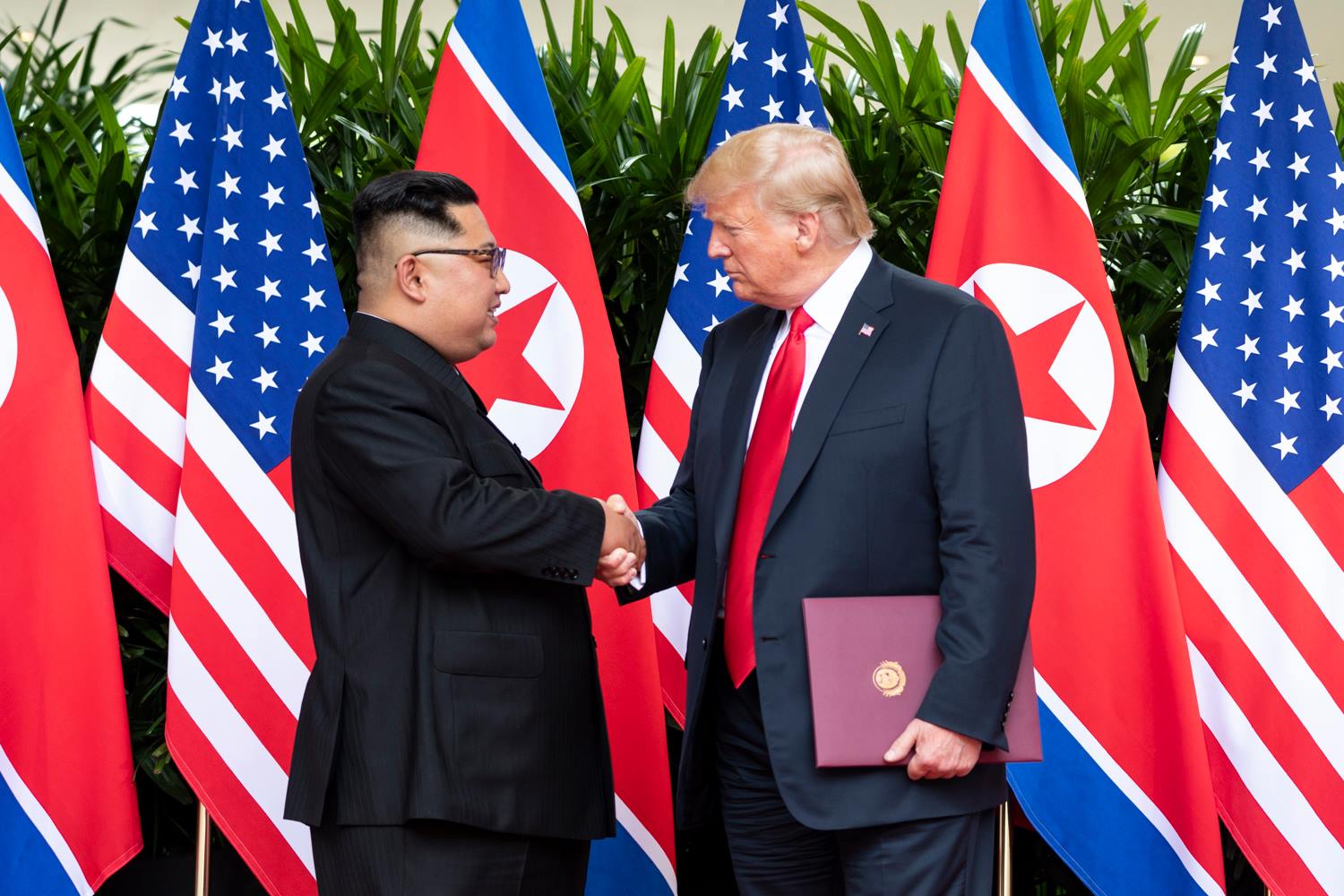 Official_meet_of_Trump_and_Kim_June_2018