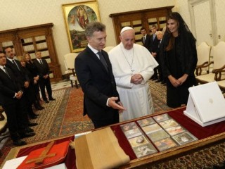 Tổng thống Argentina Mauricio Macri tặng một đĩa CD nhạc cho ĐTC Phanxicô trong buổi tiếp kiến riêng trong Cung điện Tông đồ tại Vatican ngày 27 tháng 2. Bên phải là vợ của tổng thống, Juliana Awada. (Tín dụng: ảnh CNS / Paul Haring.)