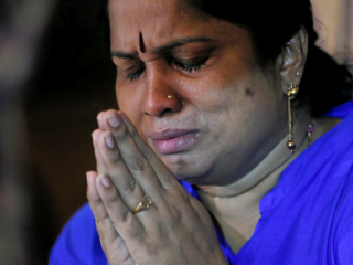 Một thành viên gia đình nạn nhân bật khóc khi cầu nguyện trong Thánh lễ được cử hành tại Đền thờ Thánh Antôn tại Colombo, Sri Lanka, ngày 12 tháng 6 năm 2019, vài tháng sau khi bị đóng cửa do vụ đánh bom hôm lễ Phục sinh (Ảnh: CNS / Dinuka Liyanawatte, Reuters)