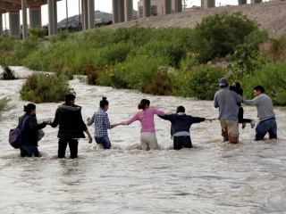 Những người di cư từ Trung Mỹ đang xin tị nạn ở Hoa Kỳ băng qua Rio Grande gần Ciudad Juarez, Mexico, vào ngày 11 tháng 6 (ảnh CNS / Jose Luis Gonzalez, Reuters)