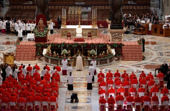 ĐTC Phanxicô cầu nguyện khi bước vào Cơ mật viện bầu chọn các vị tân Hồng y tại Vương Cung Thánh Đường Thánh Phêrô tại Vatican vào ngày 28 tháng 6 năm 2017. Hôm 1 tháng 9, ĐTC Phanxicô tuyên bố sẽ bổ nhiệm 13 tân Hồng y tại Cơ mật viện vào ngày 5 tháng Mười. (Ảnh: Paul Haring/CNS.)