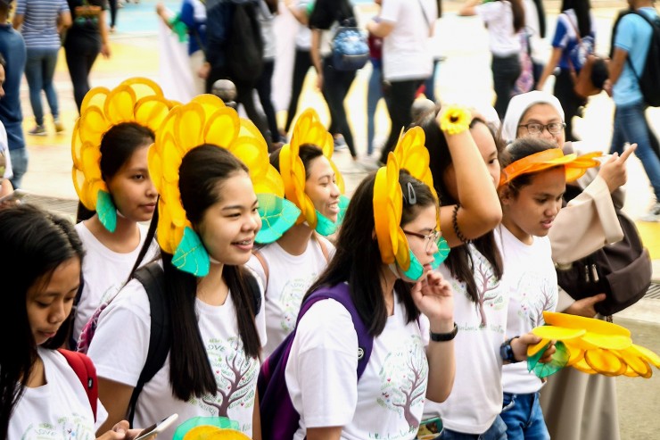 Hàng ngàn người, bao gồm nhiều học sinh, tham gia sự kiện “Tuần hành vì Công trình Sáng tạo” năm nay tại ‘Memorial Circle’ tại thành phố Quezon hôm Chúa nhật 1/9