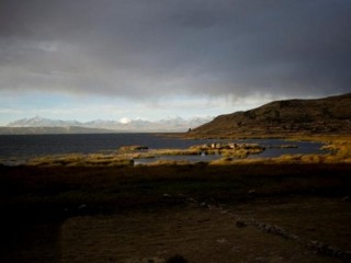 Với những ngọn núi thuộc dãy Andes ở phía sau, những ngôi nhà được xây dựng từ cây totora được nhìn thấy trên một hòn đảo nổi nhân tạo trên hồ Titicaca tại Bolivia vào ngày 3 tháng 7 năm 2018. Các chính phủ có một "nghĩa vụ luân lý" chưa từng có trước đây để thực hiện hành động khẩn cấp nhằm chống lại vấn đề biến đổi khí hậu, Các cơ quan phát triển Công giáo cho biết trước Hội nghị thượng đỉnh về Biến đổi khí hậu của Liên Hợp Quốc. (Ảnh: Manuel Seoane / Reuters thông qua CNS)