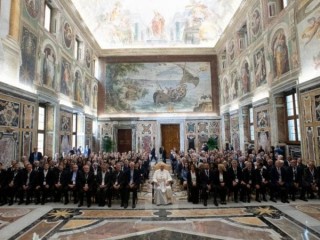 ĐTC Phanxicô chụp chung với các thành viên của Liên đoàn Báo chí Công giáo Ý trong một hội nghị tại Điện Tông Tòa, Vatican, ngày 23 tháng 9 năm 2019. Các nhà báo cần có khả năng phân biệt giữa thiện và ác và đồng thời xem xét việc báo cáo của họ thực sự có thể định hình thế giới, chứ không chỉ mô tả những sự việc đã xảy ra, ĐTC Phanxicô nói. Các phóng viên cũng có thể giúp "vạch mặt những lời lẽ sai trái và mang tính phá hoại" và đồng thời đảm bảo rằng các nguồn tin của họ đáng tin cậy, ĐTC Phanxicô chia sẻ thêm. (Ảnh: CNS / Truyền thông Vatican)