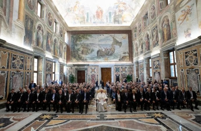 ĐTC Phanxicô chụp chung với các thành viên của Liên đoàn Báo chí Công giáo Ý trong một hội nghị tại Điện Tông Tòa, Vatican, ngày 23 tháng 9 năm 2019. Các nhà báo cần có khả năng phân biệt giữa thiện và ác và đồng thời xem xét việc báo cáo của họ thực sự có thể định hình thế giới, chứ không chỉ mô tả những sự việc đã xảy ra, ĐTC Phanxicô nói. Các phóng viên cũng có thể giúp "vạch mặt những lời lẽ sai trái và mang tính phá hoại" và đồng thời đảm bảo rằng các nguồn tin của họ đáng tin cậy, ĐTC Phanxicô chia sẻ thêm. (Ảnh: CNS / Truyền thông Vatican)