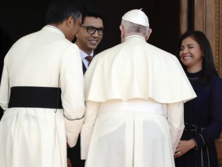 ĐTC Phanxicô được Tổng thống Madagascar Andry Rajoelina và Phu nhân Mialy chào đón tại Antananarivo, Madagascar, hôm thứ Bảy ngày 7 tháng 9 năm 2019. ĐTC Phanxicô đã có mặt tại Madagascar trong chặng thứ hai của chuyến Tông du kéo dài một tuần lễ đến Châu phi. (Ảnh: AP/Alessandra Tarantino)