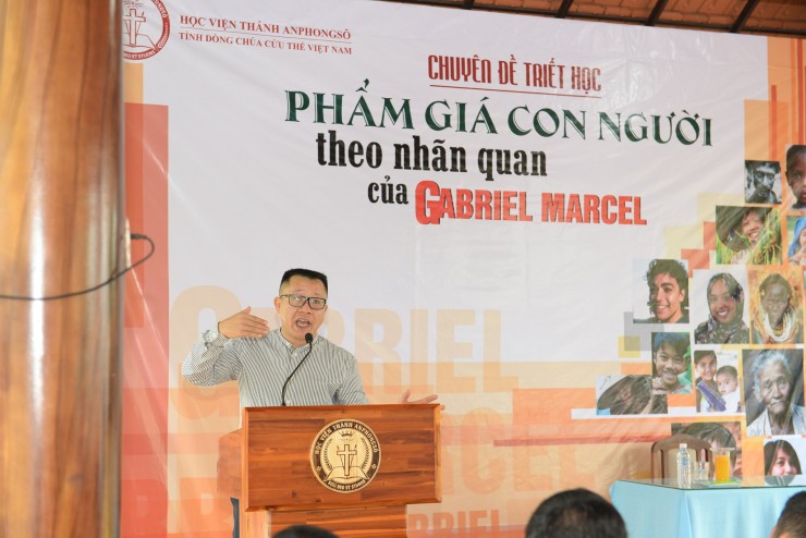 Cha Gioan Nguyễn Ngọc Hải, DCCT, đang thuyết trình đề tài.