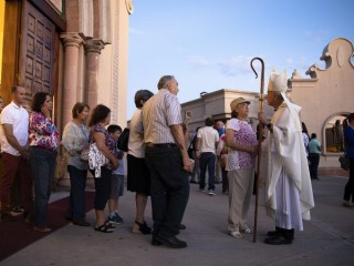 Đức Giám mục Mark J. Seitz Địa phận El Paso, Texas, chào đón mọi người sau Thánh lễ tại Nhà thờ Thánh Piô X tại El Paso hôm 23 tháng 9 năm 2019, trong một cuộc gặp gỡ mục vụ của các Giám mục Hoa Kỳ với những người di cư tại khu vực biên giới. Chuyến viếng thăm mục vụ từ ngày 23-27 tháng 9, được tài trợ bởi nhiều văn phòng khác nhau của Hội đồng Giám mục Hoa Kỳ và các tổ chức quốc gia khác, nhằm mục đích làm nổi bật sứ vụ mục vụ Giáo hội đối với những người di cư, các điều kiện tại biên giới và các luật nhập cư ảnh hưởng đến họ, cũng như những nhu cầu về vật chất và tinh thần của họ. (Ảnh: Tyler Orsburn / CNS)