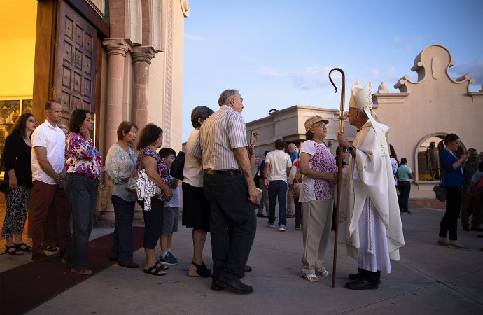 Đức Giám mục Mark J. Seitz Địa phận El Paso, Texas, chào đón mọi người sau Thánh lễ tại Nhà thờ Thánh Piô X tại El Paso hôm 23 tháng 9 năm 2019, trong một cuộc gặp gỡ mục vụ của các Giám mục Hoa Kỳ với những người di cư tại khu vực biên giới. Chuyến viếng thăm mục vụ từ ngày 23-27 tháng 9, được tài trợ bởi nhiều văn phòng khác nhau của Hội đồng Giám mục Hoa Kỳ và các tổ chức quốc gia khác, nhằm mục đích làm nổi bật sứ vụ mục vụ Giáo hội đối với những người di cư, các điều kiện tại biên giới và các luật nhập cư ảnh hưởng đến họ, cũng như những nhu cầu về vật chất và tinh thần của họ. (Ảnh: Tyler Orsburn / CNS)