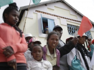 Người dân đang háo hức chờ đợi sự xuất hiện của ĐTC Phanxicô nhân dịp Ngài đến thăm Thành phố Hữu nghị tại Akamasoa, Madagascar, Chúa nhật, ngày 8 tháng 9 năm 2019. ĐTC Phanxicô đã có mặt tại Madagascar trong chặng thứ hai của chuyến Tông du kéo dài một tuần tới ba quốc gia Châu Phi. (Ảnh AP/Alessandra Tarantino.)