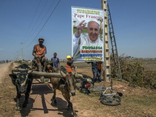Những chú lừa đang kéo một chiếc xe thồ ngang qua tấm áp phích trước chuyến Tông du của ĐTC Phanxicô tại Antananarivo, Madagascar, Thứ Tư, ngày 4 tháng 9 năm 2019. (Ảnh: Alexander Joe/AP)