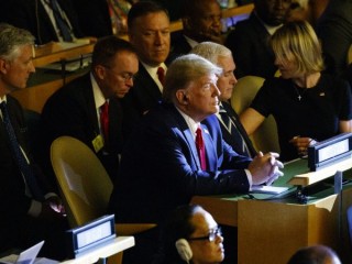 Tổng thống Donald Trump đang lắng nghe phát biểu tại Hội nghị thượng đỉnh về Hành động Khí hậu của LHQ tại Đại hội đồng LHQ, Thứ Hai, ngày 23 tháng 9 năm 2019, tại New York. Từ trái sang, Cố vấn An ninh Quốc gia Robert C. O'Brien, Chánh văn phòng Nhà Trắng Mick Mulvaney, Ngoại trưởng Mike Pompeo, Trump, Phó Tổng thống Mike Pence, và Đại sứ Hoa Kỳ tại Liên Hợp Quốc Kelly Craft. (Ảnh: Evan Vucci / AP)