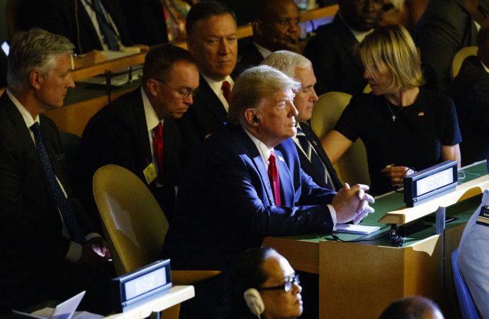 Tổng thống Donald Trump đang lắng nghe phát biểu tại Hội nghị thượng đỉnh về Hành động Khí hậu của LHQ tại Đại hội đồng LHQ, Thứ Hai, ngày 23 tháng 9 năm 2019, tại New York. Từ trái sang, Cố vấn An ninh Quốc gia Robert C. O'Brien, Chánh văn phòng Nhà Trắng Mick Mulvaney, Ngoại trưởng Mike Pompeo, Trump, Phó Tổng thống Mike Pence, và Đại sứ Hoa Kỳ tại Liên Hợp Quốc Kelly Craft. (Ảnh: Evan Vucci / AP)