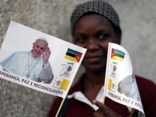 Một người phụ nữ tại Maputo tạo dáng với những lá cờ chào đón chuyến viếng thăm của ĐTC Phanxicô đến Mozambique