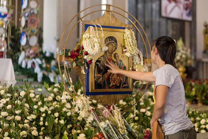 photo-gallery-devotee-touching-icon