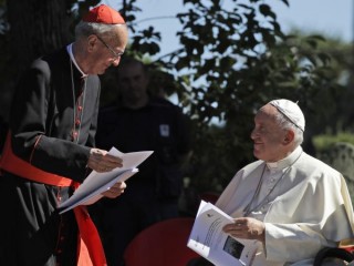 ĐHY Claudio Hummes, Tổng điều phối của Thượng Hội đồng Giám mục về khu vực Pan-Amazon, đang trò chuyện với ĐTC Phanxicô nhân dịp lễ Thánh Phanxicô Assisi, Quan Thầy của hệ sinh thái, tại Vườn Vatican, Thứ Sáu, ngày 4 tháng 10 năm 2019. Buổi lễ diễn ra hai ngày trước Thượng Hội đồng Giám mục về khu vực Pan-Amazon được tổ chức tại Vatican đề cập đến các nhu cầu về sinh thái, xã hội và tâm linh của người dân bản địa tại Amazon (Ảnh: AP/ Alessandra Tarantino)