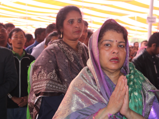 Một phụ nữ Công giáo cầu nguyện trong chuyến hành hương kính Thánh Antôn Padua ở quận Gazipur gần thủ đô Dhaka của Bangladesh vào ngày 2 tháng 2 năm 2018. Các tín hữu Công giáo tại Bangladesh đang thực hiện nhiều hoạt động khác nhau để cử hành Tháng Truyền giáo Ngoại thường trong tháng Mười (Ảnh: Rock Ronald Rozario / ucanews.com)