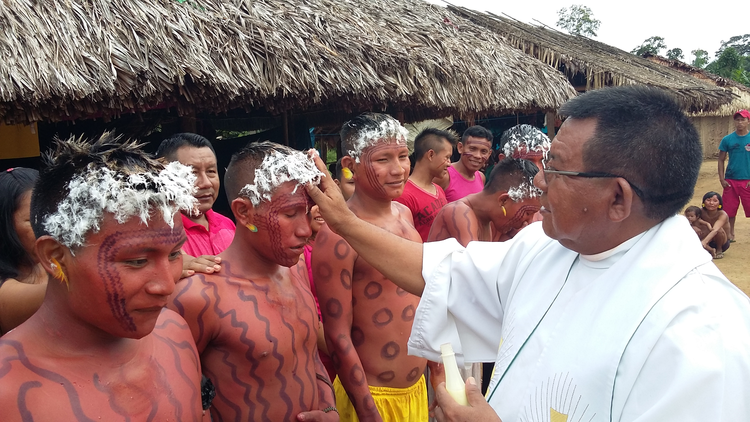 Linh mục Justino Rezende, một thành viên của cộng đồng Tuyuka và một Tu sĩ Dòng Salêdiêng