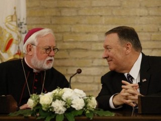 Đức TGM Paul Gallagher, Ngoại Trưởng Tòa Thánh, nói chuyện với Ngoại trưởng Hoa Kỳ Mike Pompeo tại một hội nghị chuyên đề được tài trợ bởi Đại sứ quán Hoa Kỳ tại Tòa Thánh, Vatican ngày 2 tháng 10 năm 2019. Ngoại trưởng Pompeo đã phát biểu tại hội nghị chuyên đề, vốn tập trung vào các lĩnh vực về sự hợp tác giữa Hoa Kỳ và Vatican, bao gồm việc thúc đẩy tự do tôn giáo và việc đấu tranh chống lại nạn buôn người (Ảnh: CNS / Paul Haring)