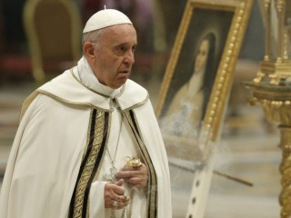 ĐTC Phanxicô xông hương trước ảnh Thánh Têrêsa Lisieux trong buổi canh thức cầu nguyện khai mạc tháng được dành riêng cho công cuộc truyền giáo, tại Đền thờ Thánh Phêrô, Vatican ngày 1 tháng 10 năm 2019 (Ảnh: CNS / Paul Haring)