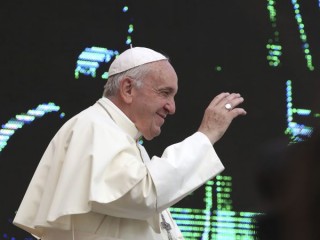 ĐTC Phanxicô vẫy tay chào các tín hữu trong buổi Tiếp kiến chung hàng tuần tại Quảng trường Thánh Phêrô tại Vatican, thứ Tư, ngày 2 tháng 10 năm 2019. (Ảnh: AP / Alessandra Tarantino)