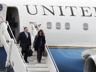 Ngoại trưởng Hoa Kỳ Mike Pompeo và vợ Susan Pompeo bước ra khỏi máy bay khi đến sân bay quân sự Ciampino, ở Rome, thứ ba, ngày 1 tháng 10 năm 2019. Ông Pompeo đang ở Ý trong chuyến đi kéo dài 3 ngày. (Tín dụng: Ảnh AP / Andrew Medichini.)