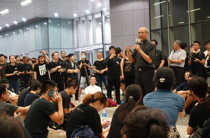 HK-Msgr_Ha_talking_to_youth