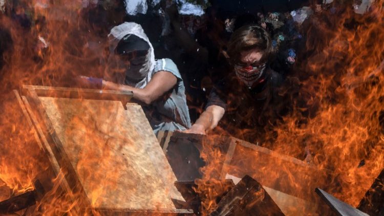 Người biểu tình ở Santiago vào ngày thứ 5 liên tiếp của bạo lực đường phố (AFP hoặc người cấp phép)