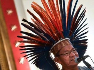 Người đứng đầu nhóm dân tộc Mac lửa ở bang Roraima phía bắc Brazil phát biểu trong một hội nghị về Thượng hội đồng Amazon (AFP hoặc người cấp phép)