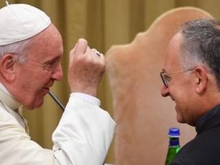 Đức Giáo Hoàng Phanxicô nói chuyện với Cha Antonio Spadaro, SJ, trong một phiên họp của Thượng hội đồng trên Amazon (AFP hoặc người cấp phép)