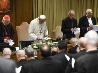 Các tham dự viên Thượng Hội đồng cùng với ĐTC Phanxicô cầu nguyện tại Hội nghị diễn ra vào sáng thứ Ba 8/10 (Truyền thông Vatican)