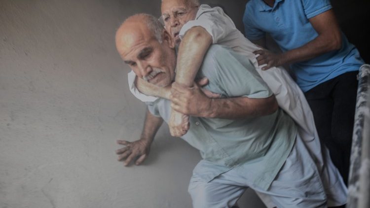 Các cư dân Akcakale gần biên giới Thổ Nhĩ Kỳ tiếp giáp với Syria đang chạy trốn bạo lực 