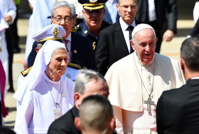Pope Francis (R) is greeted by his cousin Sister Anna Rosa Sivori (L) as he arrives on the Military Air Terminal at Don Muang airport in Bangkok on November 20, 2019. - Pope Francis arrived in Thailand, the first leg of an Asian tour that will sweep in Japan and carry a message of interreligious dialogue and nuclear disarmament. (Photo by Vincenzo PINTO / AFP)