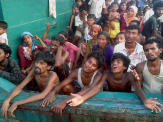 Người Rohingya di cư trên một chiếc thuyền ngoài khơi đảo Koh Lipe phía nam Thái Lan ở biển Andaman vào ngày 14 tháng 5 năm 2015. Giáo hoàng Francis có thể sử dụng chuyến thăm Thái Lan để nhắc nhở thế giới về cuộc khủng hoảng Rohingya. (Ảnh: Christophe Archambault/AFP)