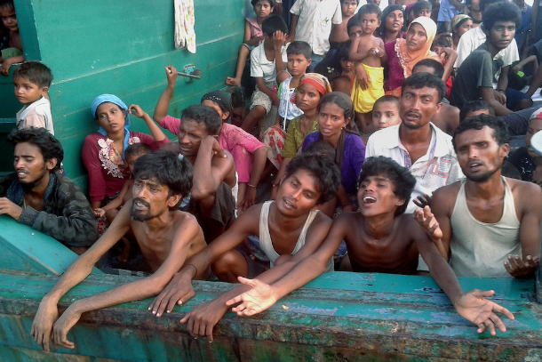 Người Rohingya di cư trên một chiếc thuyền ngoài khơi đảo Koh Lipe phía nam Thái Lan ở biển Andaman vào ngày 14 tháng 5 năm 2015. Giáo hoàng Francis có thể sử dụng chuyến thăm Thái Lan để nhắc nhở thế giới về cuộc khủng hoảng Rohingya. (Ảnh: Christophe Archambault/AFP)