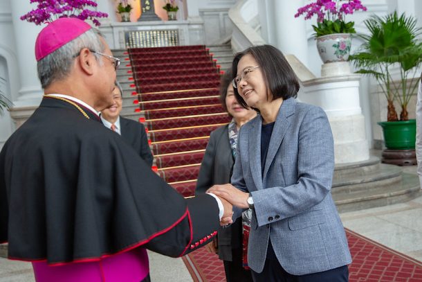 Tổng thống Đài Loan Tsai Ing-wen (phải) gặp gỡ các giáo sĩ nước ngoài và đại diện từ Hội đồng Giám mục khu vực Trung Quốc của Đài Loan vào ngày 31 tháng 10 (Ảnh: Văn phòng Tổng thống)